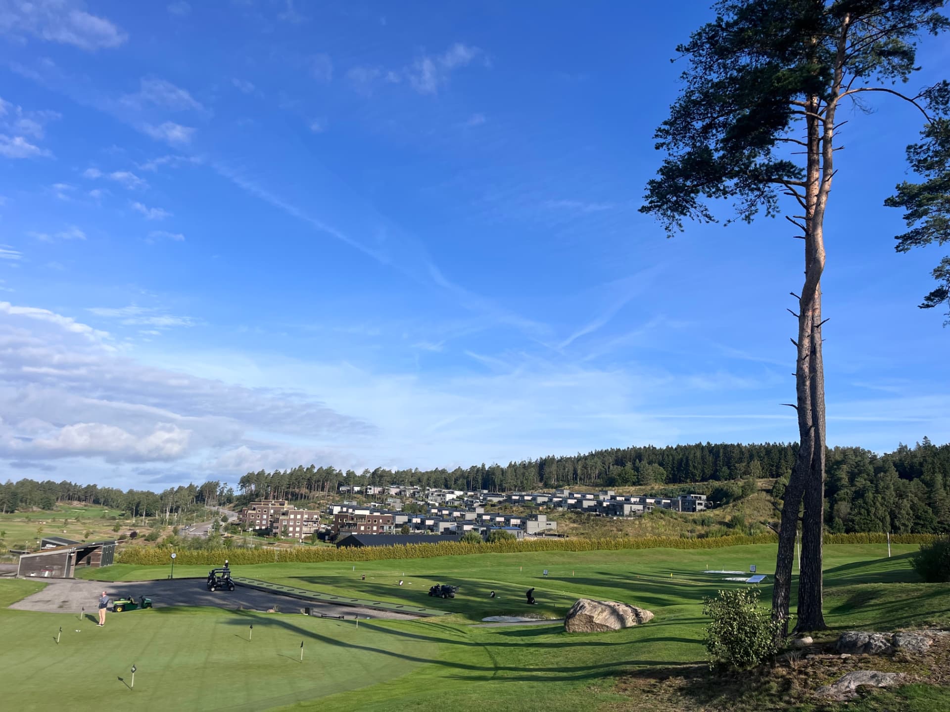 Hills landskap med golfområde och bebyggelse